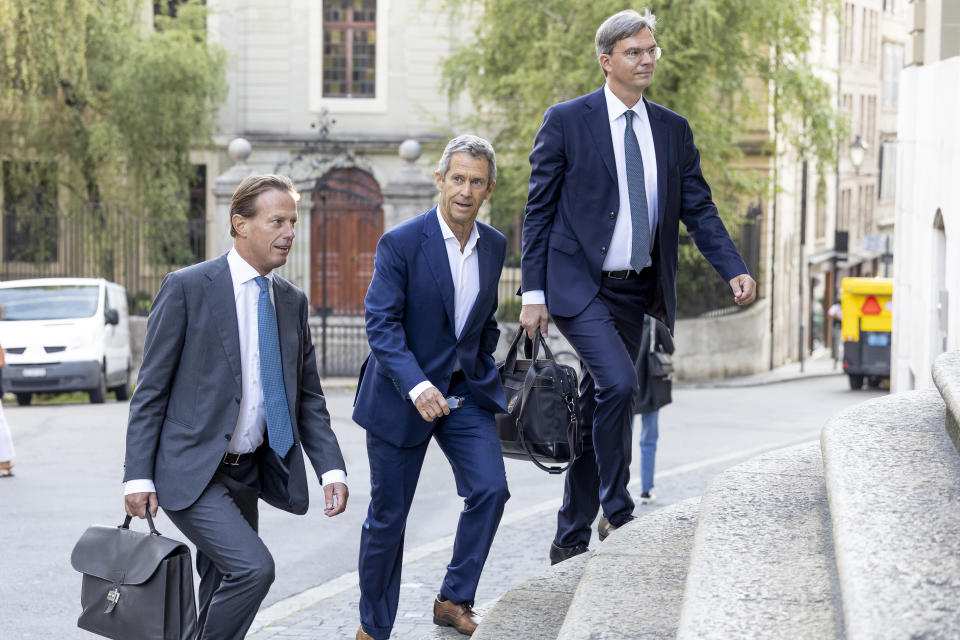 Israeli diamond magnate Beny Steinmetz, center, with his lawyers Christian Luescher, left, and Daniel Kinzer arrives to a courthouse in Geneva, Switzerland, Monday, Aug. 29, 2022. Steinmetz returns to a Geneva courthouse on Monday to appeal his conviction on charges of corrupting foreign public officials and forging documents, a case linked to his firm's bid to reap lavish iron ore resources in the west African country of Guinea. (Salvatore Di Nolfi/Keystone via AP)