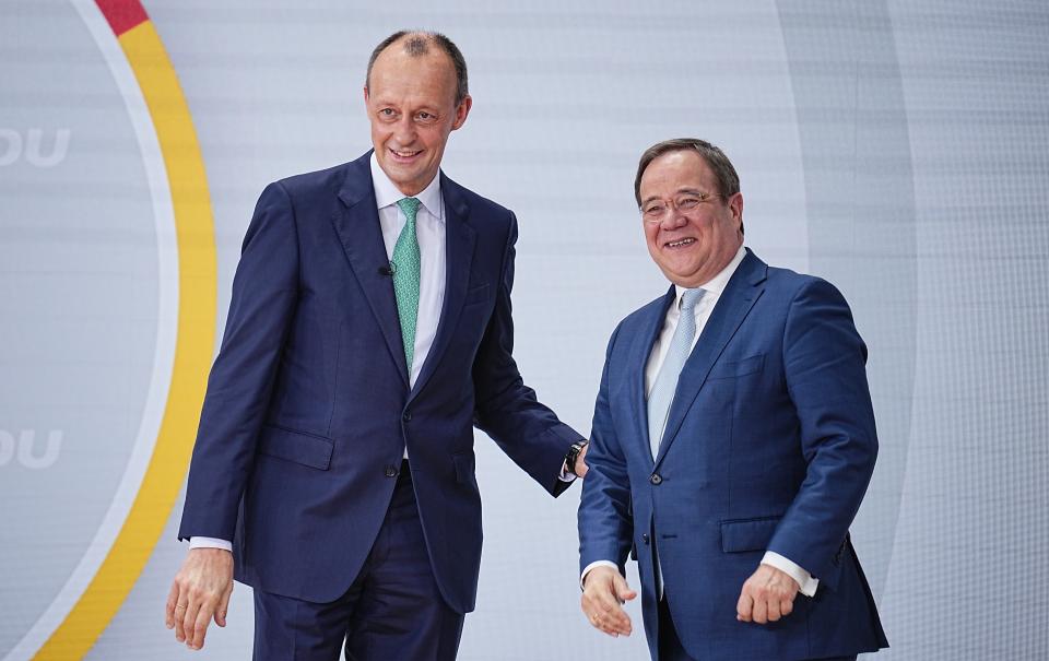 Friedrich Merz (l), künftiger CDU-Bundesvorsitzender, nimmt die Gratulation von seinem Vorgänger Armin Laschet beim Bundesparteitag der CDU im Konrad-Adenauer-Haus entgegen (Foto: Michael Kappeler/dpa)