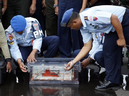 The flight data recorder of AirAsia QZ8501 is secured in a see-through case at the airbase in Pangkalan Bun, Central Kalimantan January 12, 2015. REUTERS/Darren Whiteside