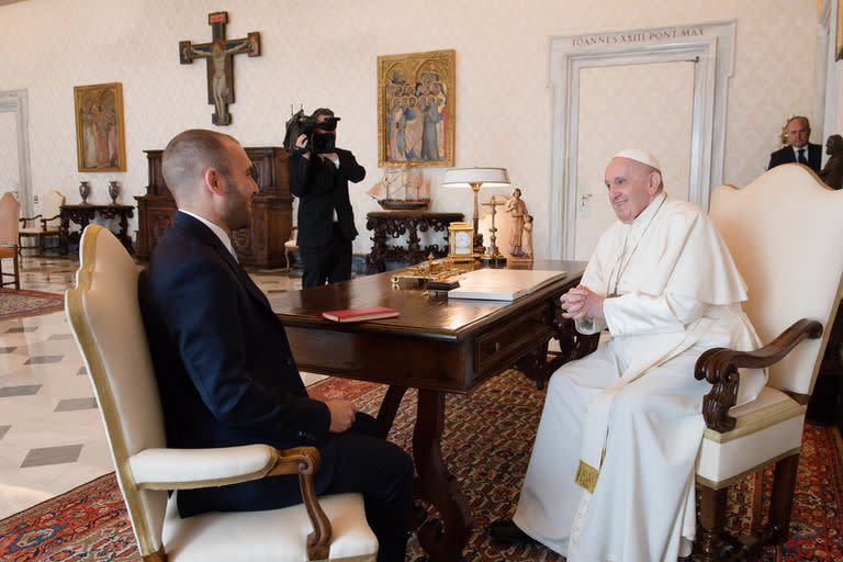 El ministro de Economía Martín Guzmán por el papa Francisco en el Vaticano. Fuente: Ministerio de Economía