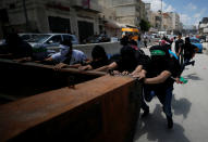 <p>Palestinian demonstrators set up a barricade during a protest against the U.S. Embassy’s move to Jerusalem, near Ramallah in the occupied West Bank on May 14, 2018. (Photo: Mohamad Torokman/Reuters) </p>