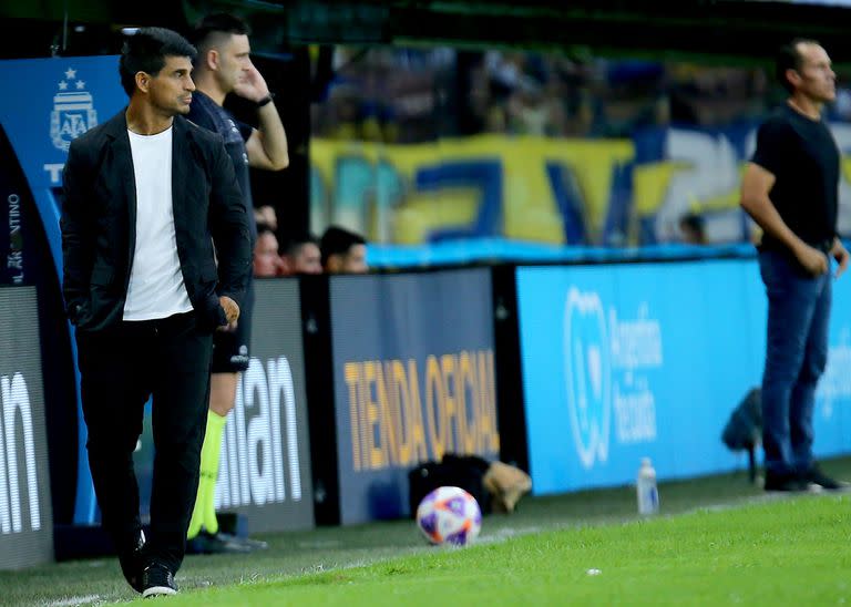 Ibarra, tras la internación del miércoles, siguió con tranquilidad el partido de Boca; al fondo, Bovaglio, entrenador de Instituto