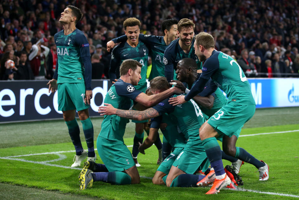 Spurs players celebrate Moura's third moments before full-time