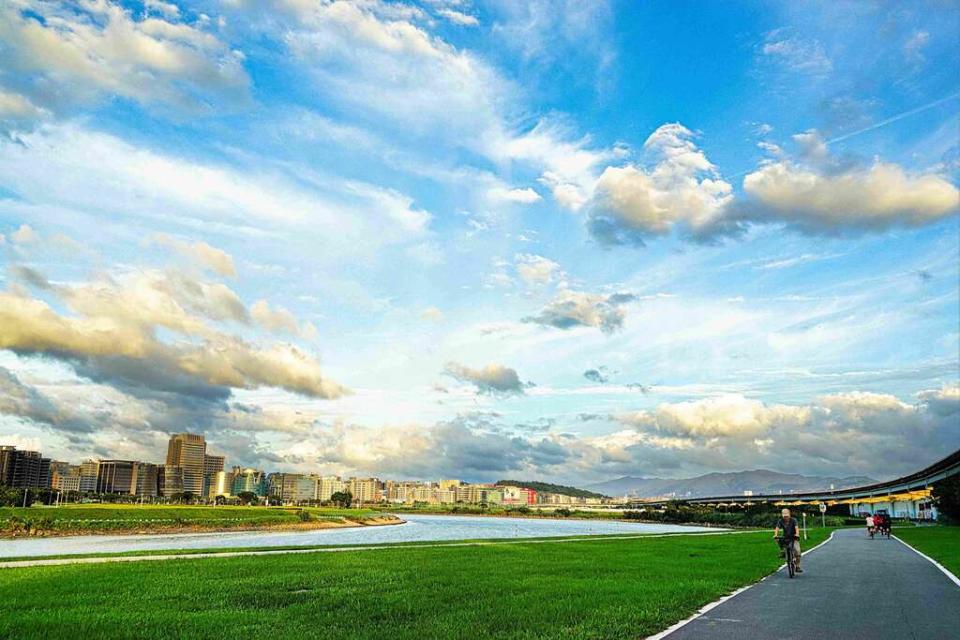 玩水玩沙後，親子可以一起騎單車迎風觀賞基隆河美景。   圖：台北市政府工務局水利工程處／提供