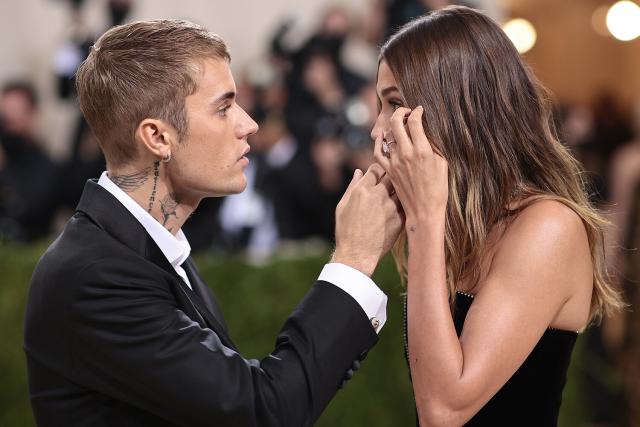 Hailey Baldwin with Justin Bieber at Nate'N Al January 12 2016