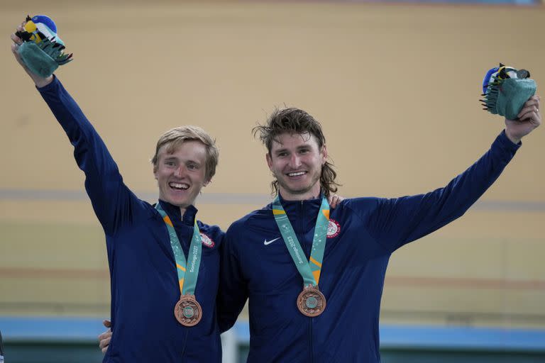 Los estadounidenses Colby Lange y Grant Koontz festejan la obtención de la medalla de bronce en el madison masculino de ciclismo pista