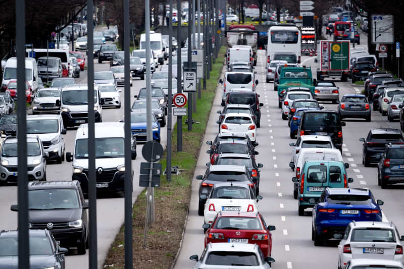 Numerous cars drive over the Mittlerer Ring in the city center in the early evening. Sven Hoppe/dpa