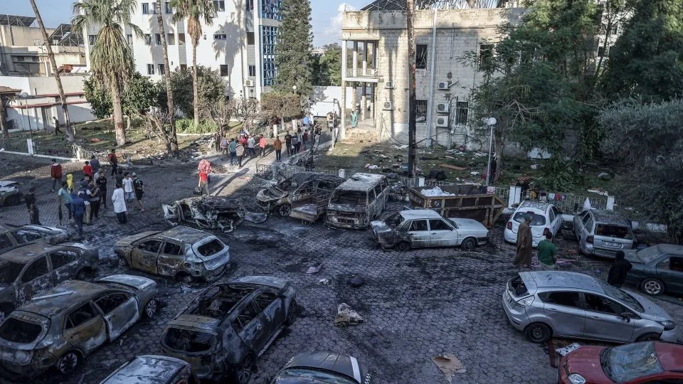 Вид показывает последствия смертельного взрыва в среду.  - Али Джадалла/Анадолу/Getty Images