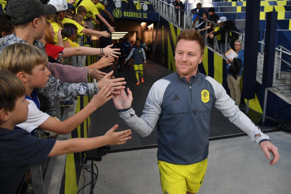 25 de marzo de 2023;  Nashville, Tennessee, Estados Unidos;  El centrocampista de Nashville SC Dax McCarty (6) saluda a los aficionados antes del partido en Geodis Park.