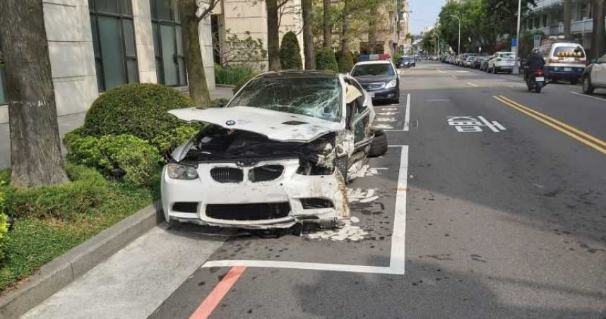 彭男駕駛的BMW轎車，疑似轉彎不慎，高速衝撞路邊車輛，導致2車幾乎全毀，可見當時車速極快。（圖／警方提供）