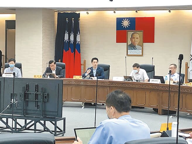 萬華茶室有56家表達有意願合法化，卻僅11家符合規定，台北市長蔣萬安（左三）在公安會報上要求產發局好好追蹤及輔導。（張芷瑜攝）