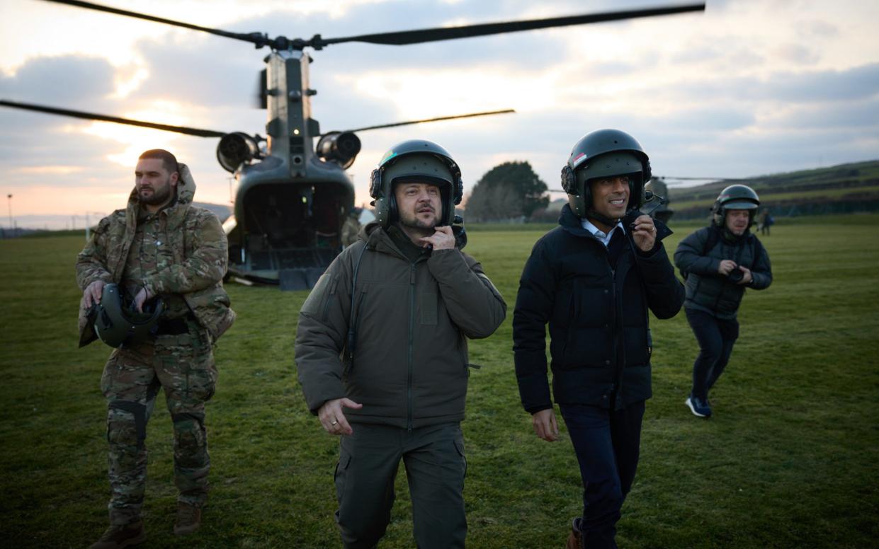 Rishi Sunak and Volodymyr Zelensky travelled by military helicopter to Lulworth Camp in Dorset yesterday afternoon - Press Service of the President of Ukraine
