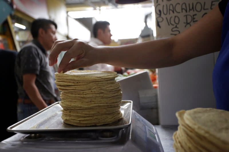 Imagen de archivo de una empleada pesando una pila de tortillas de harina de maíz frescas en una fábrica de tortillas en Ciudad de México