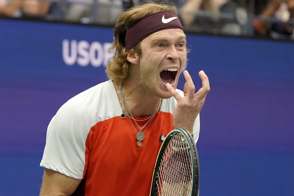 Andrey Rublev reacciona en el partido contra Frances Tiafoe por los cuartos de final del US Open, el miércoles 7 de septiembre de 2022, en Nueva York. (AP Foto/Mary Altaffer)