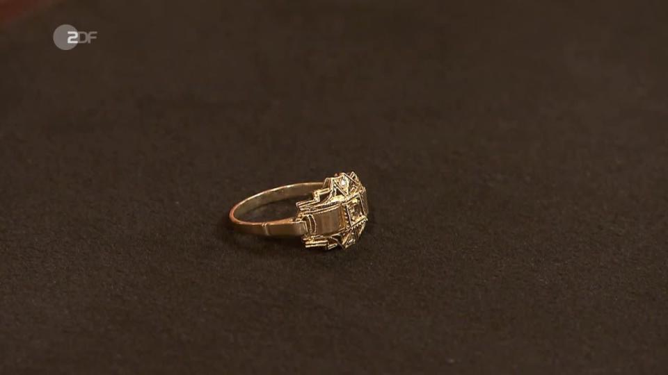 Einen diamantbesetzten Ring aus 333er Gold wollte eine Verkäuferin versilbern. Wendela Horz stimmte dem Wunschpreis von bis zu 150 Euro zu und hielt sogar 200 für denkbar. Steve Mandel zahlte 120 Euro. (Bild: ZDF)
