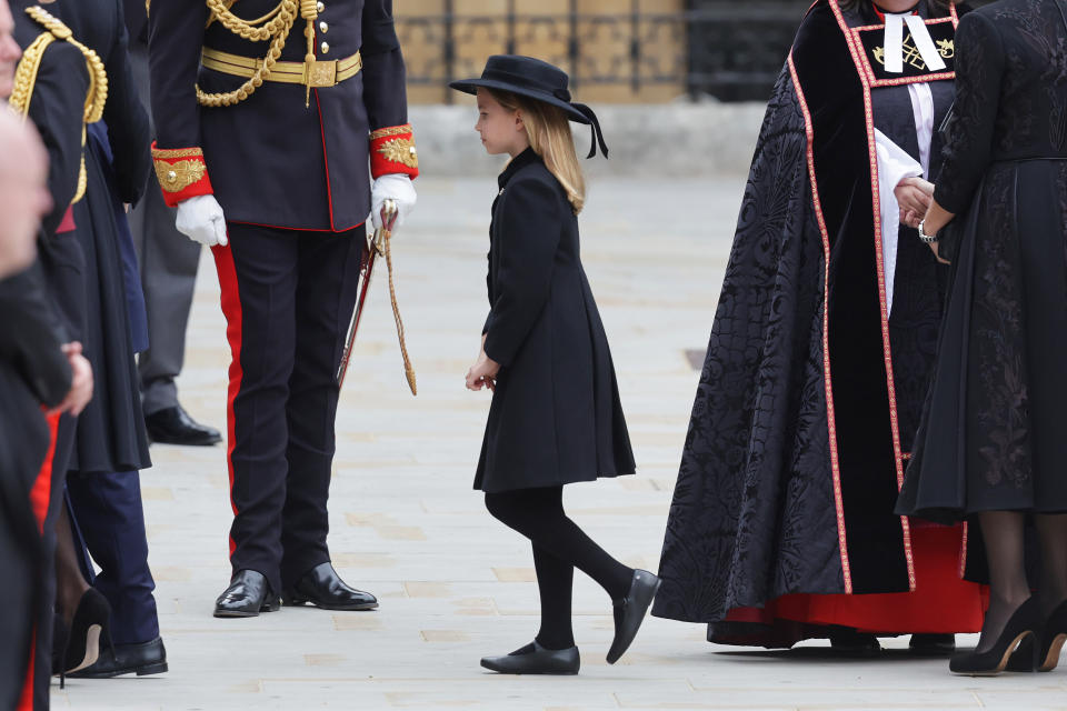 <p>La princesse Charlotte, 7 ans, fille du prince William et Kate Middleton, fait son entrée dans l'Abbaye de Westminster. (Photo by Chris Jackson/Getty Images)</p> 