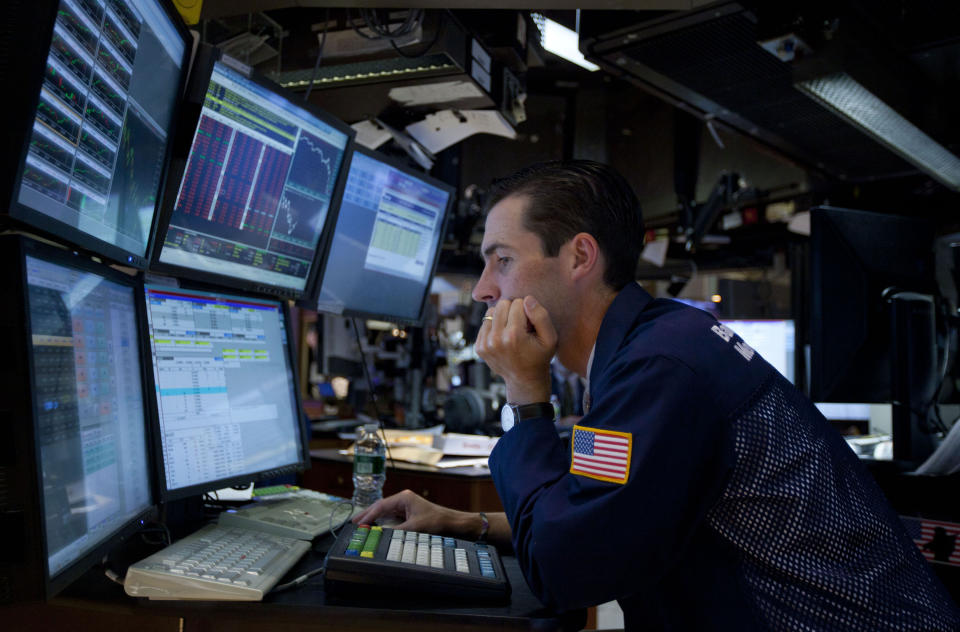 ARCHIV: In this Aug. 4, 2011 photo, a trader works on the floor of the New York Stock Exchange. Wenige Tage nach der Loesung des Schuldenstreits in den USA hat die Ratingagentur Standard & Poor's dem Land einen Schlag versetzt: Sie senkte die Bewertung der US-Kreditwuerdigkeit am Freitag (05.08.11) von "AAA" auf "AA+" und entzog dem Land damit erstmals in der Geschichte die Bestnote. (zu dapd-Text) Foto: Jin Lee/AP/dapd