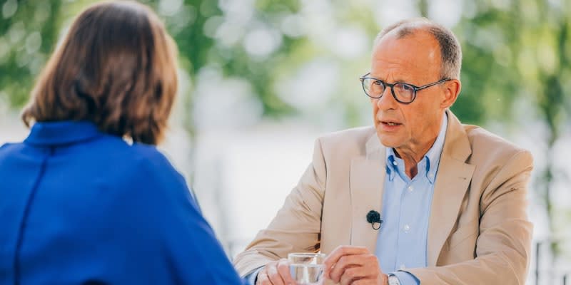 Friedrich Merz, Bundesvorsitzender der CDU und CDU/CSU-Fraktionsvorsitzender im Bundestag, spricht beim Sommerinterview des ZDF am Hennesee mit Diana Zimmermann, Leiterin des ZDF-Hauptstadtstudios Berlin.Dominik Asbach/ZDF/dpa/Handout