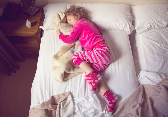 Los niños en edad preescolar necesitan dormir entre 10 y 13 horas por día – Foto: cristinairanzo/Getty Images