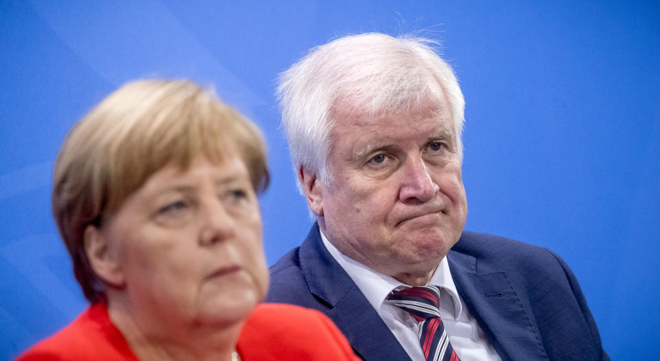 Der Ton zwischen Kanzlerin Angela Merkel und Innenminister Horst Seehofer wird zusehends rauer. (Bild: Michael Kappeler/dpa)