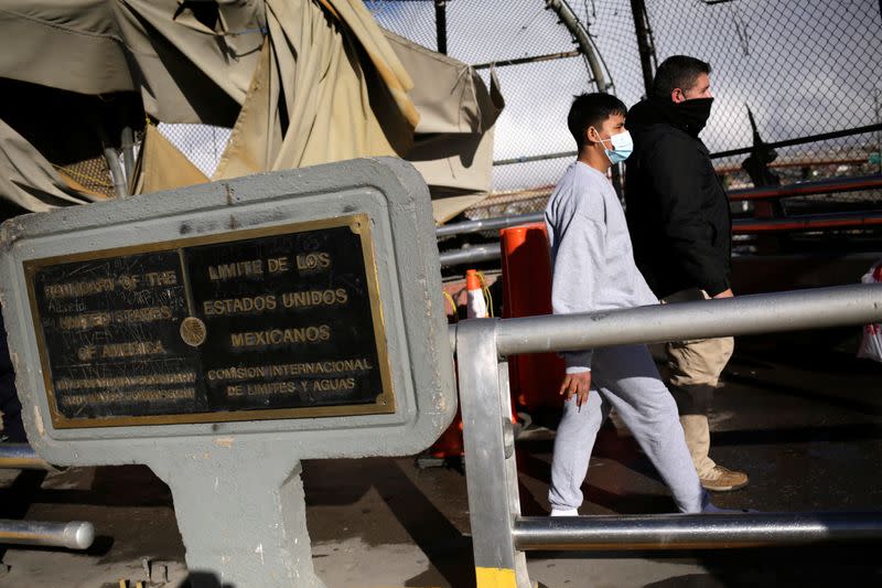 FOTO DE ARCHIVO. Un migrante es escoltado por un agente del Instituto Nacional de Migración (INM) de México tras ser deportado de Estados Unidos por el puente fronterizo internacional Paso del Norte, en Ciudad Juárez, México