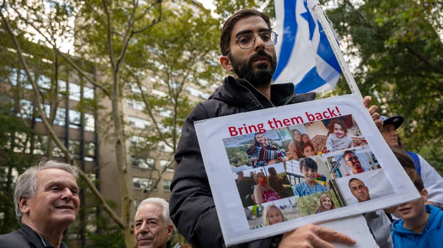 Thousands attend a ‘New York Stands With Israel’ vigil and rally on October 10, 2023 in New York City. (Photo by Spencer Platt/Getty Images)