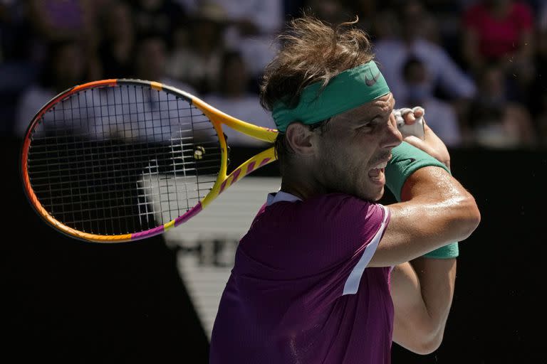 Rafael Nadal y un revés frente a Adrian Mannarino; el español y el francés protagonizaron un primer set electrizante