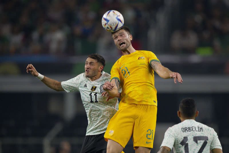 Santiago Giménez (11) y Max Burges (21) pelean un balón durante el partido amistoso entre las selecciones de México y Australia