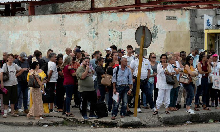 Cubanos hacen cola para entrar a la embajada de España en La Habana el 9 de enero de 2024