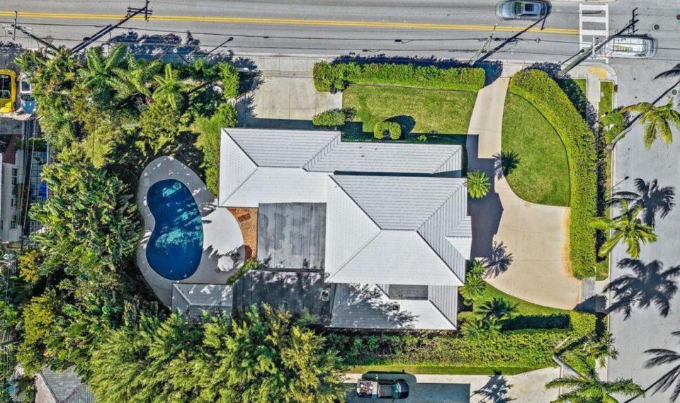 The house that just sold at 264 Dunbar Road in Palm Beach stands on a lot measuring nearly a half-acre at the corner of Bradley Place on the near North End.