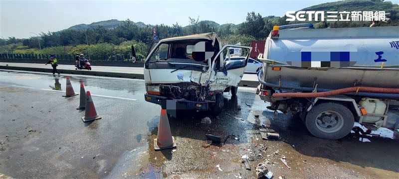 丁男不慎追撞前方灑水車。（圖／翻攝畫面）