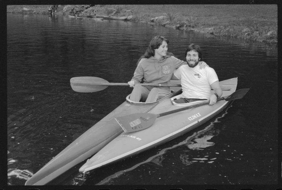 <p>La imagen muestra a Steve con su segunda esposa Candice Wozniak practicando kayak en su propiedad. En 1976, antes de casarse con Steve, Candi Wozniak (entonces Candi Clark) compitió en carreras de kayak en los Juegos Olímpicos de 1976. | Ubicación: cerca de Santa Cruz, California, Estados Unidos. (Photo by © Roger Ressmeyer/CORBIS/VCG via Getty Images)</p> 