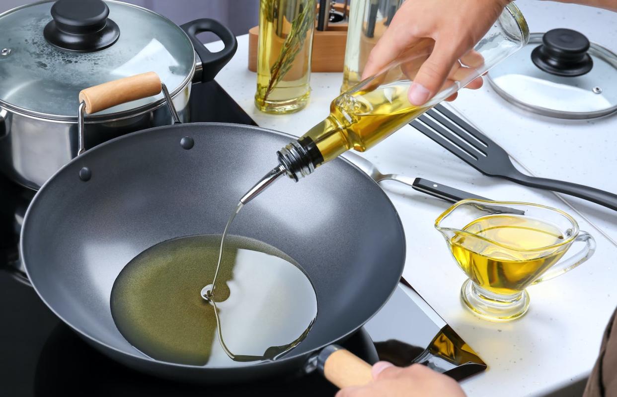 <a href="https://www.shutterstock.com/es/image-photo/man-pouring-cooking-oil-bottle-into-723414961" rel="nofollow noopener" target="_blank" data-ylk="slk:Africa Studio/Shutterstock;elm:context_link;itc:0;sec:content-canvas" class="link ">Africa Studio/Shutterstock</a>