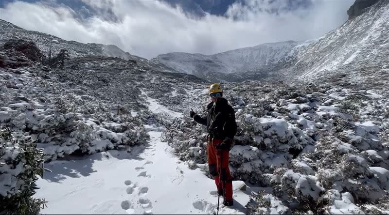 雪山圈谷步道積雪最深超過50公分，但因濃霧加上強風，無法登頂。（圖／雪管處志工鄭朝雄提供）