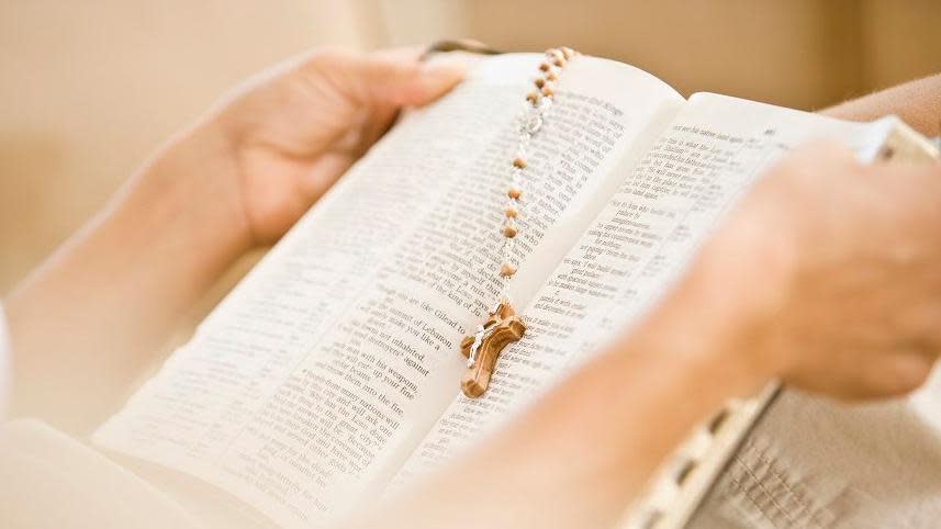 Mujer leyendo la Biblia