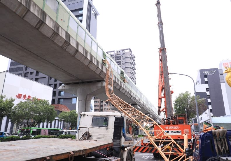 台中捷運發生吊臂掉落鐵軌意外的現場畫面。台中市政府提供。