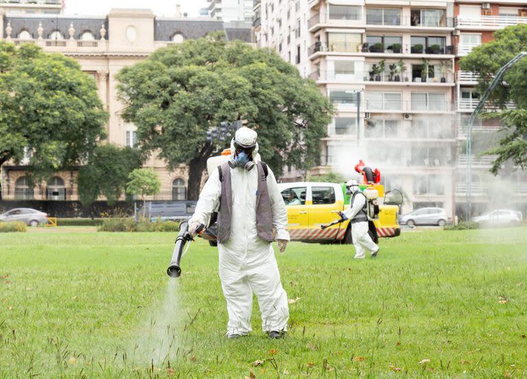 La periodicidad de la fumigación en espacios públicos pasó de ser mensual a semanal o quincenal ante la invasión de mosquitos