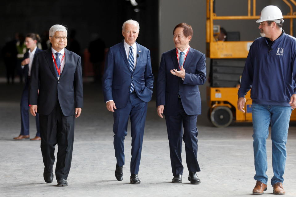 El Presidente de EE.UU. Joe Biden camina con el CEO de TSMC Wei y el presidente de TSMC, Mark Liu, durante una visita a la primera planta de TSMC en Arizona. EE.UU. quiere evitar que la enorme concentración de producción de chips de alta gama en Taiwán, convierta a la economía estadounidense en rehén de una hipotética invasión china. (REUTERS/Jonathan Ernst)