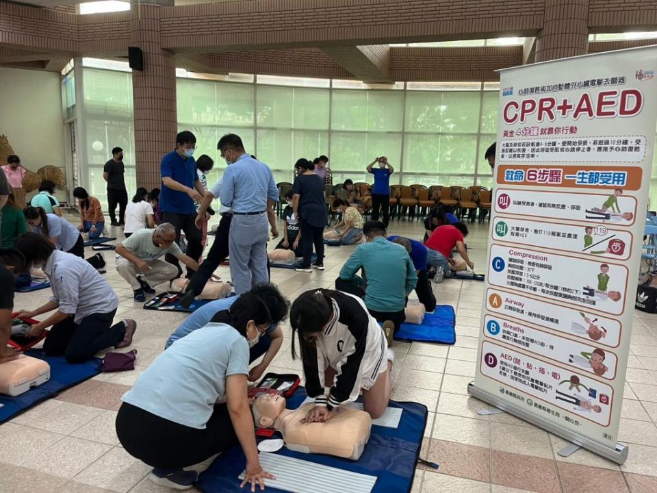 嘉義縣衛生局積極推動CPR+AED技能訓練及安心場所認證。（記者張翔 攝）