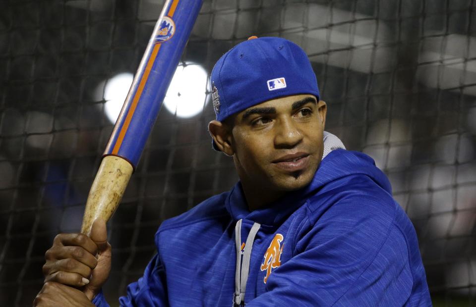 ARCHIVO - En esta foto de archivo del 1 de noviembre de 2015, el jardinero cubano Yoenis Céspedes, de los Mets de Nueva York, practica el bateo antes del 5to partido de la Serie Mundial contra los Reales de Kansas City en Nueva York. Céspedes, agente libre, y los Meets, acordaron un contrato de tres temporadas por 75 millones de dólares, dijo una persona enterada del acuerdo el viernes 22 de enero de 2016. (AP Foto/David J. Phillip)