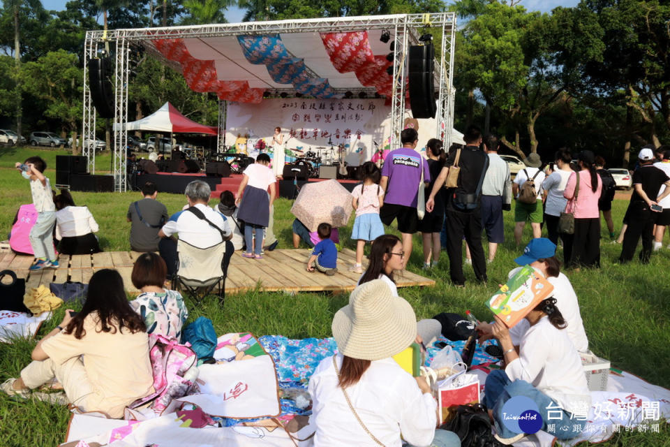 不少民眾在舞台前席地野餐聆聽歌手演唱。（記者扶小萍攝）