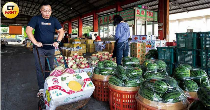 郭家文每天向在果菜市場批發水果的舅舅報到，親自挑選水果。（圖／黃威彬攝）