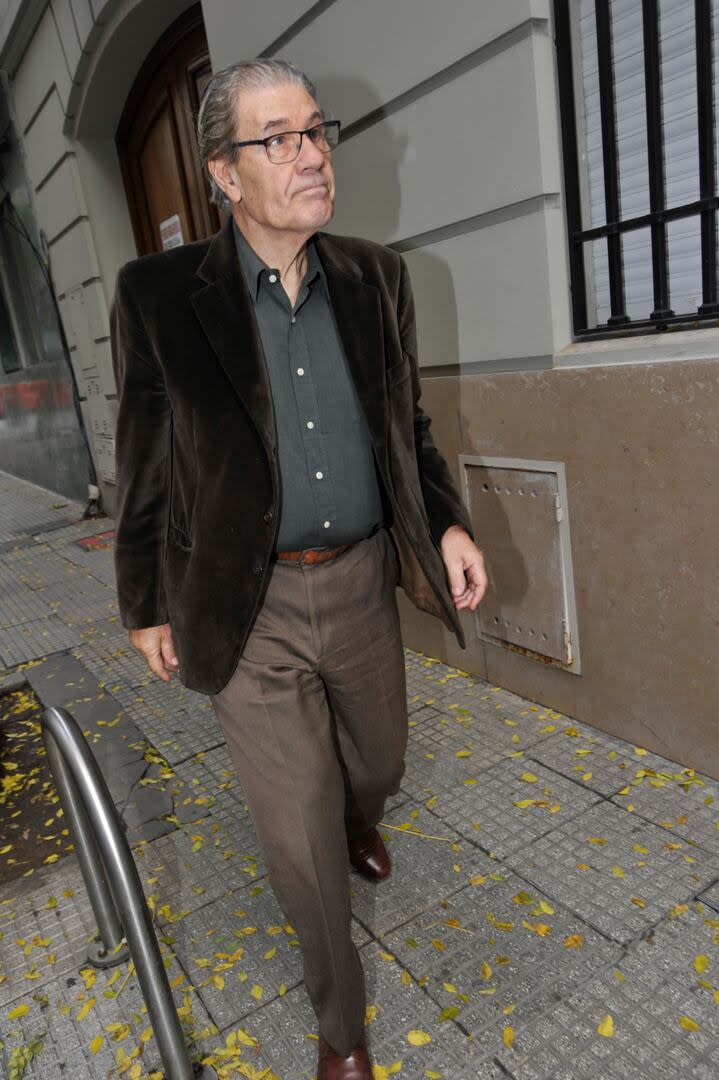 Víctor Hugo Morales llegando al velatorio del autor