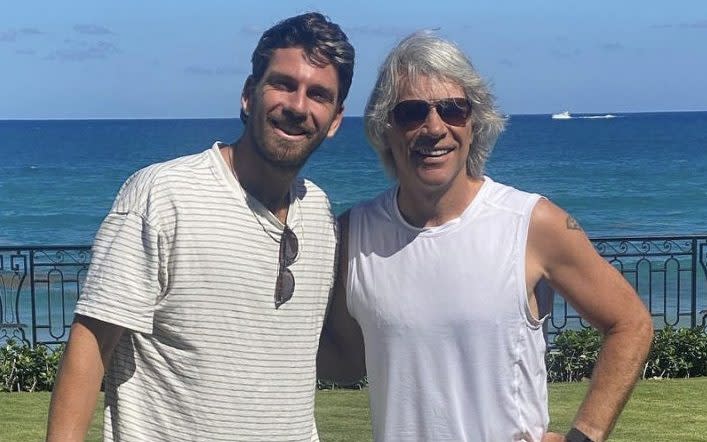 Cameron Norrie and Jon Bon Jovi play tennis