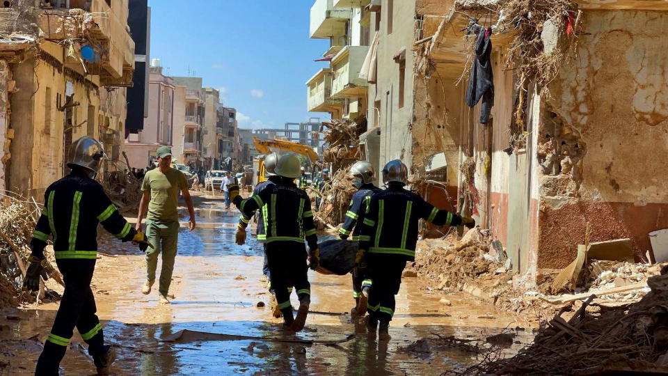 利比亞東部政府內政部發言人說，有3800多人在襲擊濱海城市德納的毀滅性洪患中罹難，救護單位估計恐多達2萬人死亡。（路透社）
