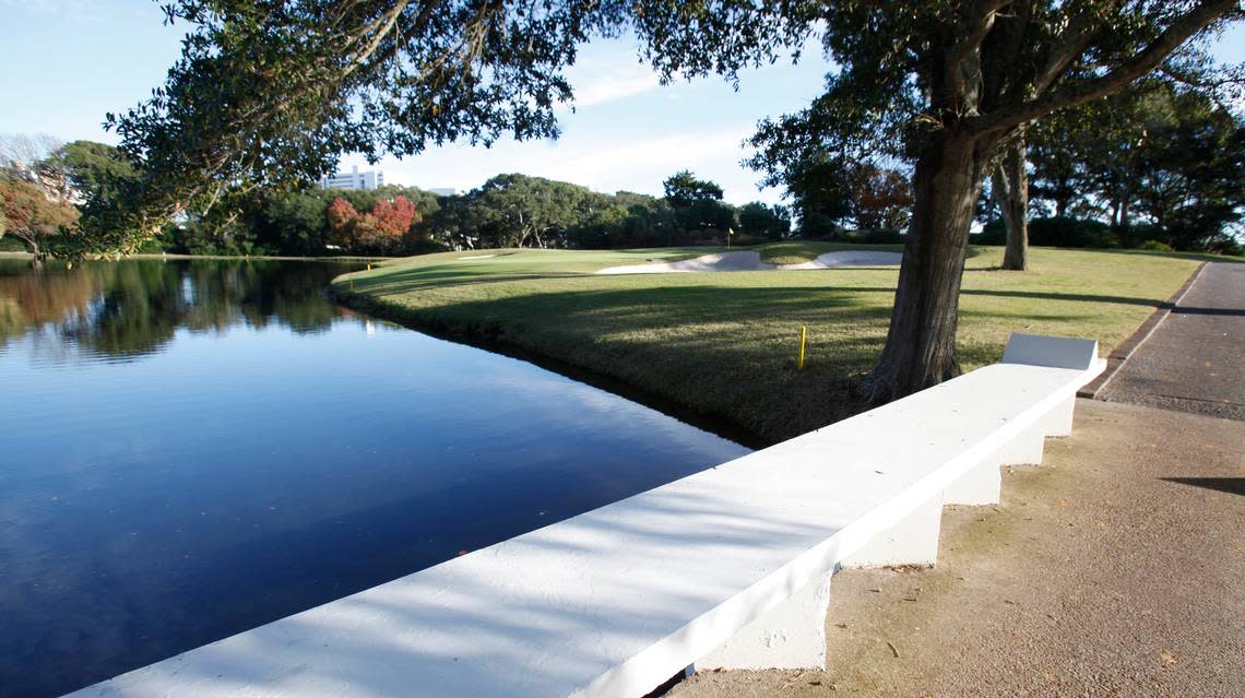 12-01-09/Tuesday----Photo shows the 18th green at The Dunes Golf & Beach Club in Myrtle Beach.___Photo By Randall Hill_rhill@thesunnews.com