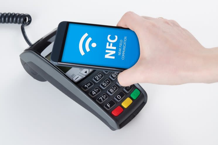 <p><b>Woran lässt sich erkennen, dass eine Karte mit NFC ausgerüstet ist?</b><br> Mit NFC ausgerüstete Karten tragen auf der Vorderseite ein kleines Funkwellensymbol, wie auf dem Foto links.</p>