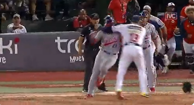 前大聯盟明星球員卡布雷拉（Asdrubal Cabrera）朝擊出全壘打的對手一拳。摘自推特