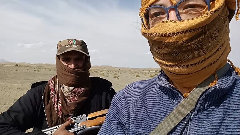 Grimalda viaja a través de Baluchistán, Pakistán, con una escolta policial.