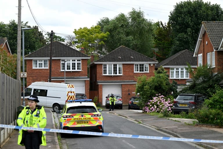 La policía británica corta el acceso a una calle del barrio de Hertfordshire, en Bushey, tras el asesinato de tres mujeres por un hombre con una ballesta, el 10 de julio de 2024 al norte de Londres (Justin Tallis)